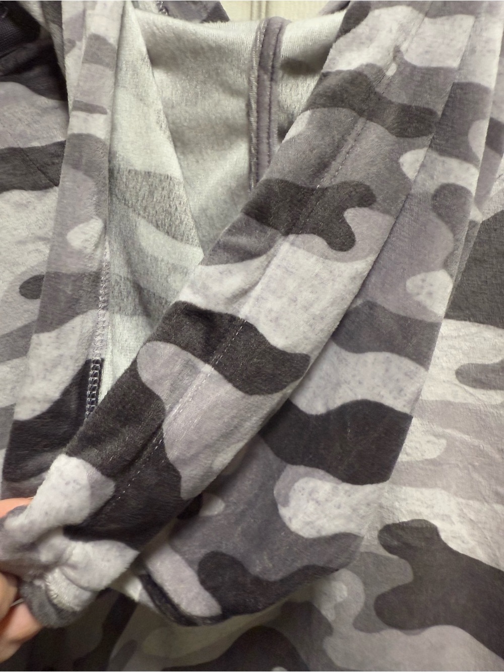 Dkny Womens Gray and White Camo Hooded Pajama Set size L - Picture 13 of 13